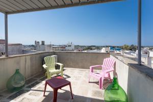 drie kleurrijke stoelen op een balkon met uitzicht bij Casa Vacanze Lucie - Apulia Home in Sannicola