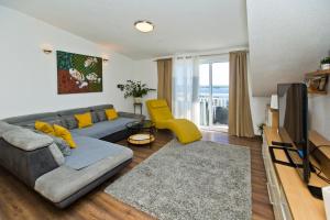 a living room with a couch and a television at Apartmani Zora in Hvar