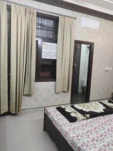 Łóżko lub łóżka w pokoju w obiekcie Shri Achyutam Villas
