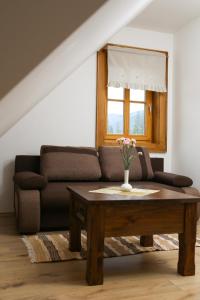 salon z kanapą i stolikiem kawowym w obiekcie Koliba Hubertka w mieście Oravice