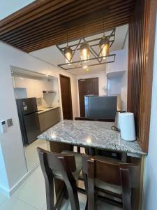 - une cuisine avec une table et des chaises dans la chambre dans l'établissement Studio Unit located at 38 Park Avenue Condominium in IT Park Cebu, à Cebu