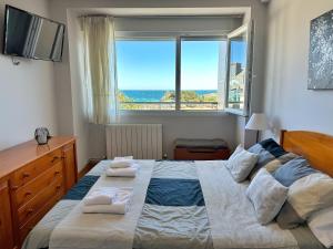 Un dormitorio con una cama grande con una ventana grande. en Alfar - 5900, en Isla