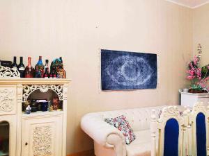 Vani的住宿－Grandmother Naziko，客厅配有白色沙发和绘画作品