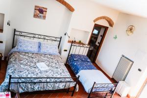 เตียงในห้องที่ La Valle di Anna