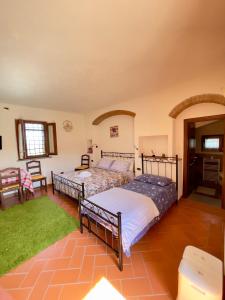 sypialnia z 2 łóżkami i zielonym dywanem w obiekcie La Valle di Anna w mieście Lastra a Signa
