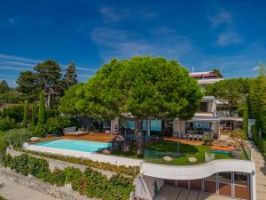 una vista aerea di una casa con piscina e albero di Lausanne area Luxurious 4-Bedroom Villa on the Lake by GuestLee a Pully