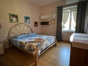 um quarto com uma cama num quarto com uma janela em Villa Dei Fiori - casa vacanza em Capoterra