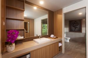 Koupelna v ubytování Teba Suci Suite and Villas