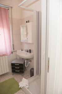 małą łazienkę z umywalką i lustrem. w obiekcie Il Ragno D`Oro w mieście Rho