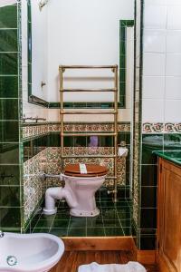 łazienka z toaletą i umywalką w obiekcie La Valle di Anna w mieście Lastra a Signa