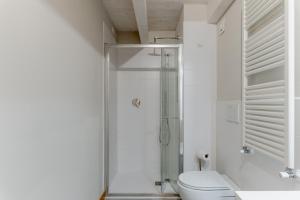 ein weißes Bad mit einer Dusche und einem WC in der Unterkunft La casa di Cristina in Lucca