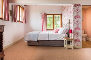 a bedroom with a bed and a window at Escale à Pelagrua in Pellegrue