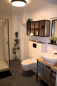 ein Badezimmer mit Toilette und Waschbecken in der Unterkunft Eröffnungsangebot Übernachten in einem umgebauten Bunker in Bremen