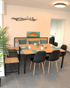 ein Esszimmer mit Tisch und Stühlen in der Unterkunft Eröffnungsangebot Übernachten in einem umgebauten Bunker in Bremen