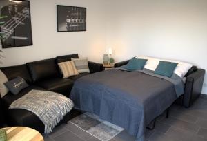 ein Wohnzimmer mit einem Bett und einer Couch in der Unterkunft Eröffnungsangebot Übernachten in einem umgebauten Bunker in Bremen