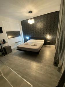een slaapkamer met een bed en een zwarte muur bij SuiteSicily Rooms Vasca Idromassaggio Palermo in Altavilla Milicia