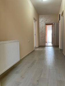 an empty room with a wooden floor and a hallway at Sobe Sara in Šabac