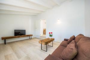 a living room with a couch and a tv at Son Crespi Vell 2 in Manacor