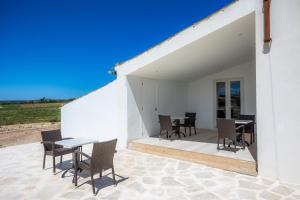 a patio with tables and chairs on a white building at Son Crespi Vell 2 in Manacor
