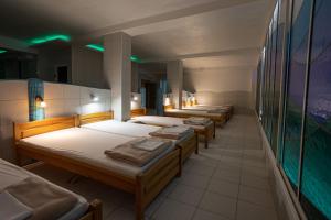 A bed or beds in a room at Hotel Toliar