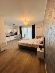 a large bedroom with a bed and a kitchen at The Chalet in Mamaia Nord