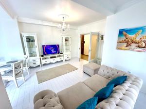 TV a/nebo společenská místnost v ubytování Solid Residence Mamaia 387