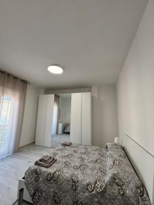 1 dormitorio con 1 cama grande en una habitación en Grey House, en Arezzo