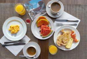 - une table avec des assiettes de nourriture pour le petit-déjeuner et des tasses de café dans l'établissement Caserio de Mozaga, à San Bartolomé