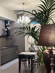 ein Wohnzimmer mit einem Tisch und einer Topfpflanze in der Unterkunft Hotel Ristorante San Giuseppe in Cernobbio