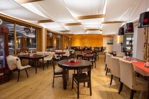 A restaurant or other place to eat at Hotel Toliar