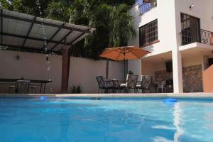 Swimmingpoolen hos eller tæt på Residencia grande con alberca buena zona