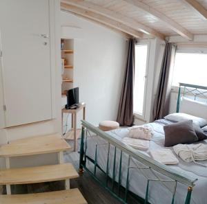 Habitación pequeña con cama y ventana en Casa Vacanza Altamura en Altamura