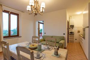 Una cocina y una sala con una mesa y un comedor. en Golden View Apartment with pool, en Castiglioncello