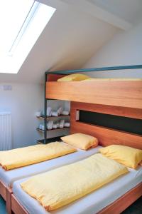 two bunk beds in a attic room at Robbesscheier in Munshausen