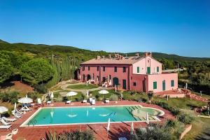 una vista aérea de una casa con piscina en Golden View Apartment with pool, en Castiglioncello