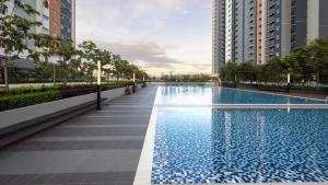 Kolam renang di atau dekat dengan ALANIS RESIDENCE Honey Suite