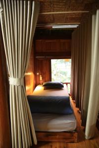 um quarto com 2 camas e uma janela em Ha Giang Eco Stone House - Tours & Rental Motorbike em Bản Kin