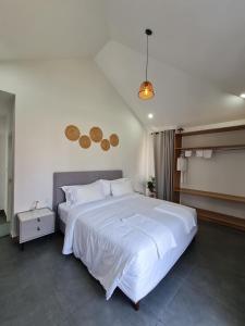 ein Schlafzimmer mit einem großen weißen Bett in einem Zimmer in der Unterkunft Private Villa in Phumĭ Prêk Chrey
