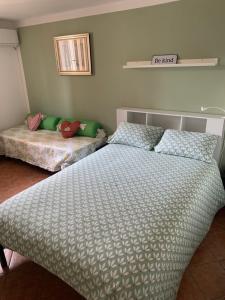 um quarto com uma cama e uma cama sidx sidx sidx em Casamanu em Montebelluna