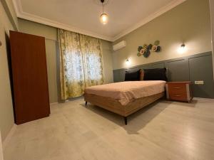 1 dormitorio con 1 cama, vestidor y ventana en SEAVIEW CASTLE HOUSE en Alanya