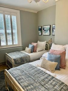 Habitación con 2 camas y sofá en Maison Claire en Chester