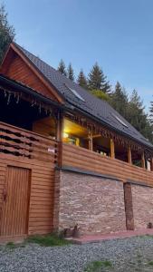 ein großes Haus mit einem Holz in der Unterkunft Hidden Valley in Băişoara