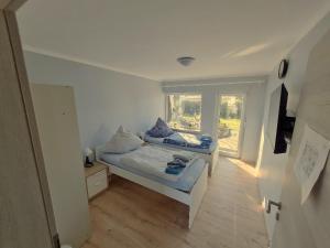 Llit o llits en una habitació de Geräumiges Gästehaus für Monteure mit Garten in Bremerhaven-Nord