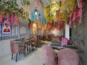 賴布爾的住宿－OYO Tathastu Inn，餐厅天花板上挂着鲜花