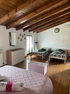 - une chambre avec 2 lits dans une pièce dotée de plafonds en bois dans l'établissement CASA GIULIA, à Monzambano