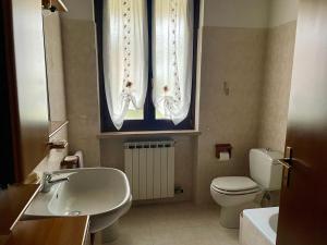 La salle de bains est pourvue d'un lavabo, de toilettes et d'une fenêtre. dans l'établissement CASA GIULIA, à Monzambano