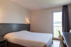 アンデルナンにあるThe Originals City, Hôtel Le Louisiane, Belfort Sudの白いベッドと窓のある寝室 +19枚の写真