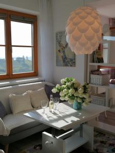 un soggiorno con tavolo e divano di Summer Wine a Leutschach