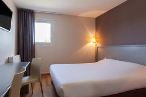 Postel nebo postele na pokoji v ubytování The Originals City, Hôtel Le Louisiane, Belfort Sud