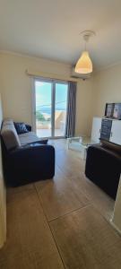 ein Wohnzimmer mit einem Sofa und einem Tisch in der Unterkunft Sun and Sea in Karpathos